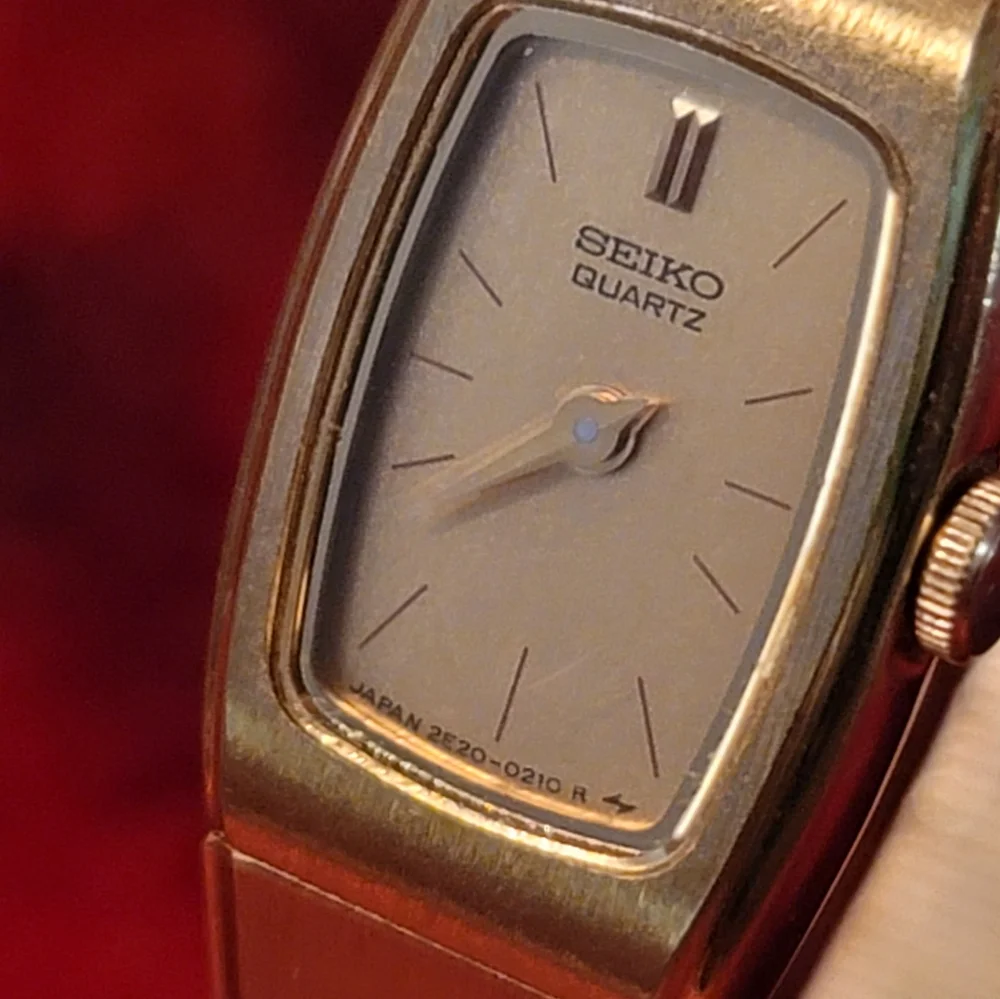 Seiko Goldtone Vintage Quartz R Spring Drive‎ Womens Watch 13mm Face Petite